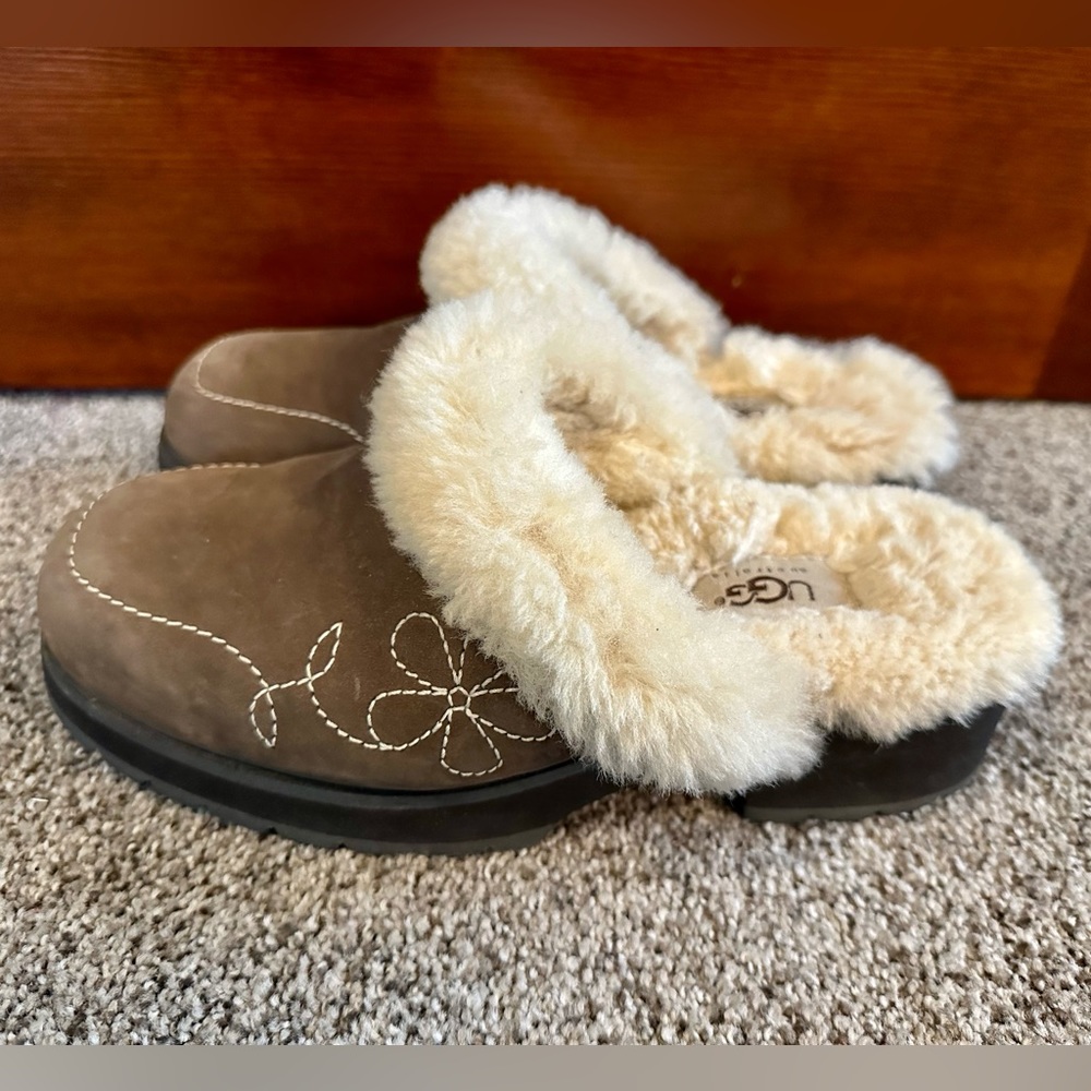 UGG Sheepskin Blossom Mules Style 5464 - Size 8